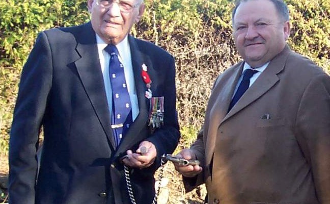 Arthur Fraser, à gauche, en compagnie du conservateur du Musée des Fusiliers Mont-Royal, le lieutenant-colonel à la retraite Guy Gosselin.