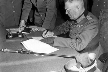 Le Maréchal Wilhelm Keitel signe la capitulation sans condition de la Wehrmacht. Photo : Lt. Moore - US Army