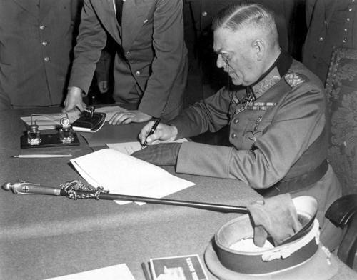 Le Maréchal Wilhelm Keitel signe la capitulation sans condition de la Wehrmacht. Photo : Lt. Moore - US Army
