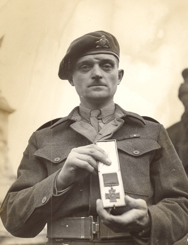 PaulTriquet Le Major Paul Triquet quitte le Buckingham Palace après avoir reçu sa Victoria Cross (VC) de Sa Majesté le roi George VI.