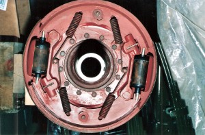 Les garnitures et cylindres de freins ont été remplacés en totalité par du neuf sur toutes les roues. Vous remarquerez le système à double cylindres de freins.