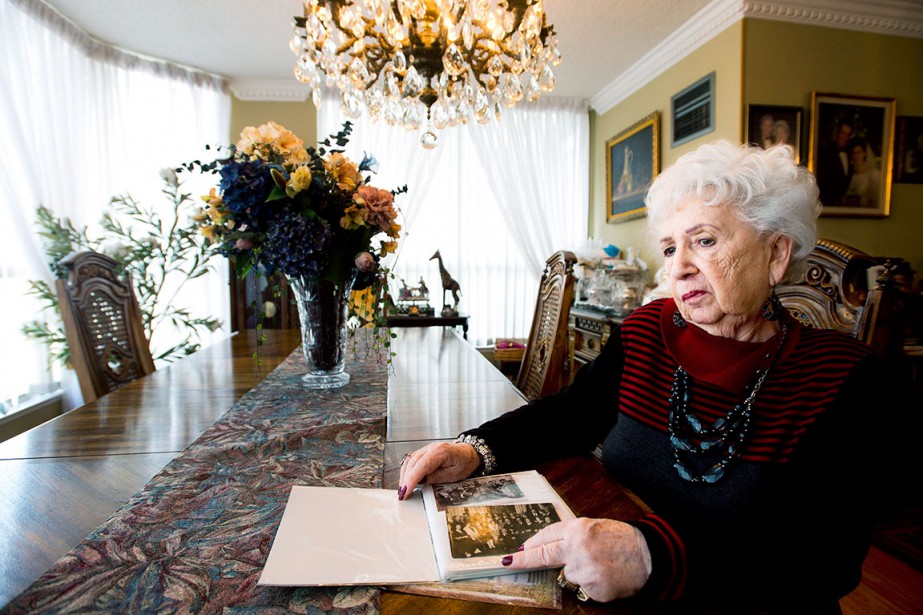 Miriam Friedman Ziegler, 79 ans, regarde des vieilles photographies alors qu'elle replonge dans son passé. LA PRESSE CANADIENNE