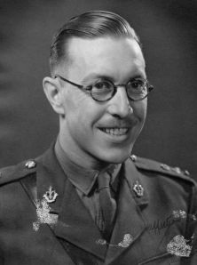 Photo: Centre Juno Beach Après sa carrière militaire, Ernest Côté va connaître une carrière de haut fonctionnaire. Il est décédé à l’âge de 101 ans.