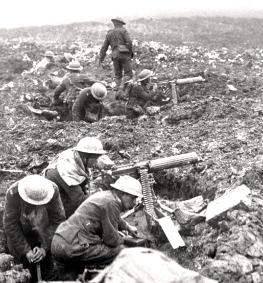Servants de mitrailleurs Vickers se préparant à une contre-attaque qui ne viendra jamais après la prise de la crête de Vimy. (Source : Internet)