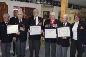 Allison Pollock, originaire du Nouveau-Brunswick, William MacWhirter, de Gaspé, Philip Doddridge, de New Richmond, et Paul Dallain, de New Carlisle, ont récemment été honorés par la Chine. Derrill Henderson, de l'Association des vétérans de Hong Kong, est à l'arrière-plan. Collaboration spéciale Gilles Gagné