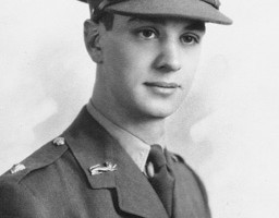 Jacques Dupuis au Corps École d'Officiers canadiens de l'Université de Montréal.