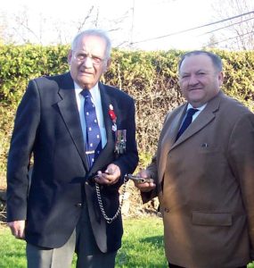Arthur Fraser, à gauche, en compagnie du conservateur du Musée des Fusiliers Mont-Royal, le lieutenant-colonel à la retraite Guy Gosselin.