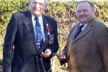 Arthur Fraser, à gauche, en compagnie du conservateur du Musée des Fusiliers Mont-Royal, le lieutenant-colonel à la retraite Guy Gosselin.