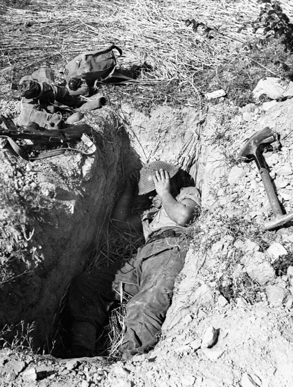 Le caporal L. Charette, du West Nova Scotia Regiment,dans une tranchée pendant l'avance sur la ligne Gothique près de Montelabbate, en Italie. Vers le 30 ou 31 août 1944.